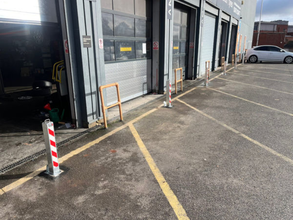sq8-commercial-bollards